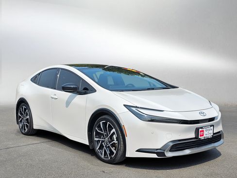 Used 2023 Toyota Prius Prime FWD image 7