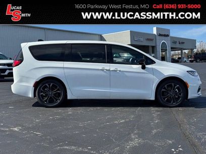 New 2026 Chrysler Pacifica Select