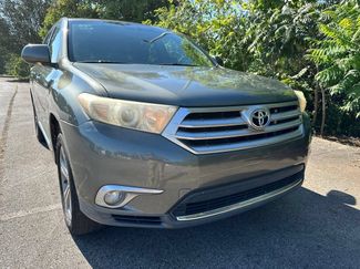 Used 2011 Toyota Highlander Limited w/ Tow Pkg FWD video 1