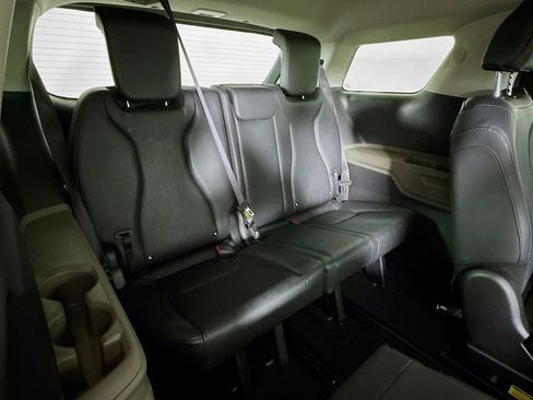 Used 2025 Kia Carnival FWD image 27