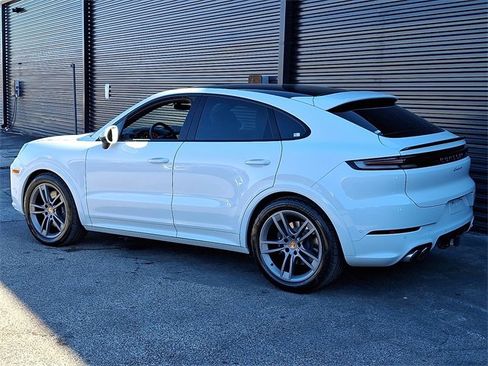 Certified 2025 Porsche Cayenne Coupe image 3