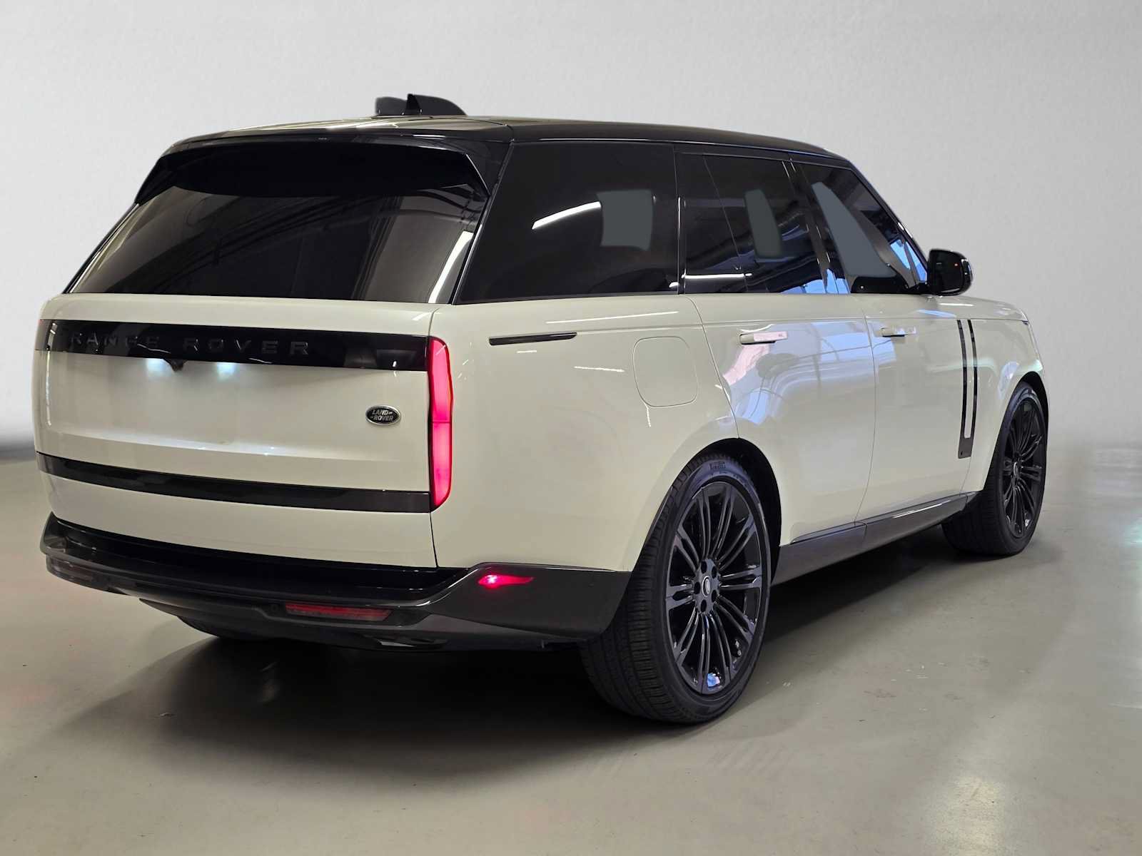 Used 2023 Land Rover Range Rover Autobiography AWD/4WD image 5