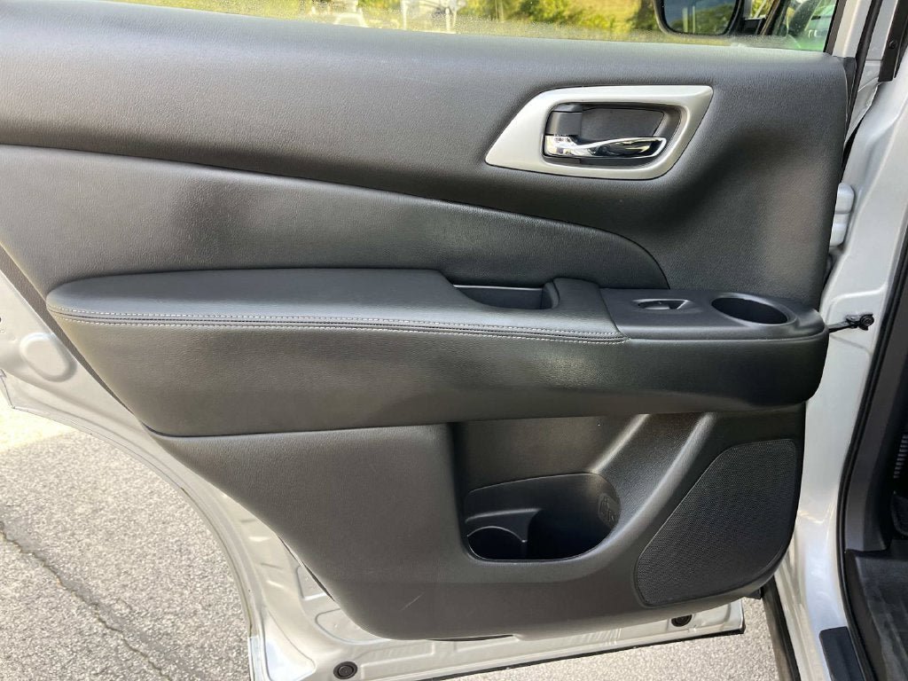 Used 2020 Nissan Pathfinder S FWD image 19