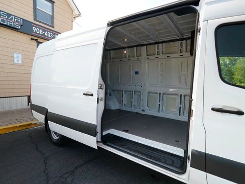 Used 2022 Mercedes-Benz Sprinter 2500 image 27