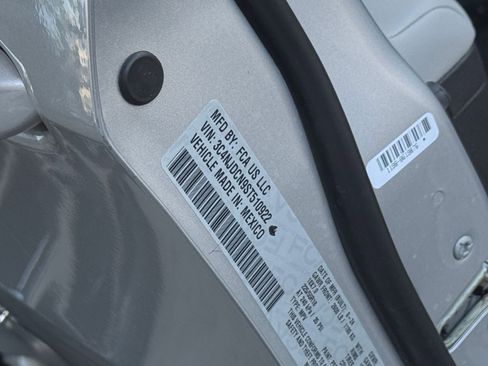 Used 2025 Jeep Compass Limited image 30