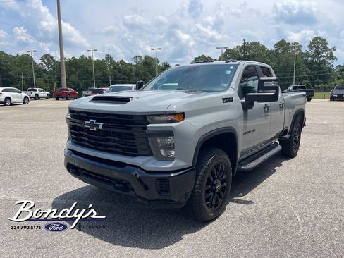 Used 2025 Chevrolet Silverado 2500 Custom w/ Custom Value Package AWD/4WD image 3
