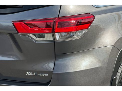 Used 2017 Toyota Highlander XLE image 28