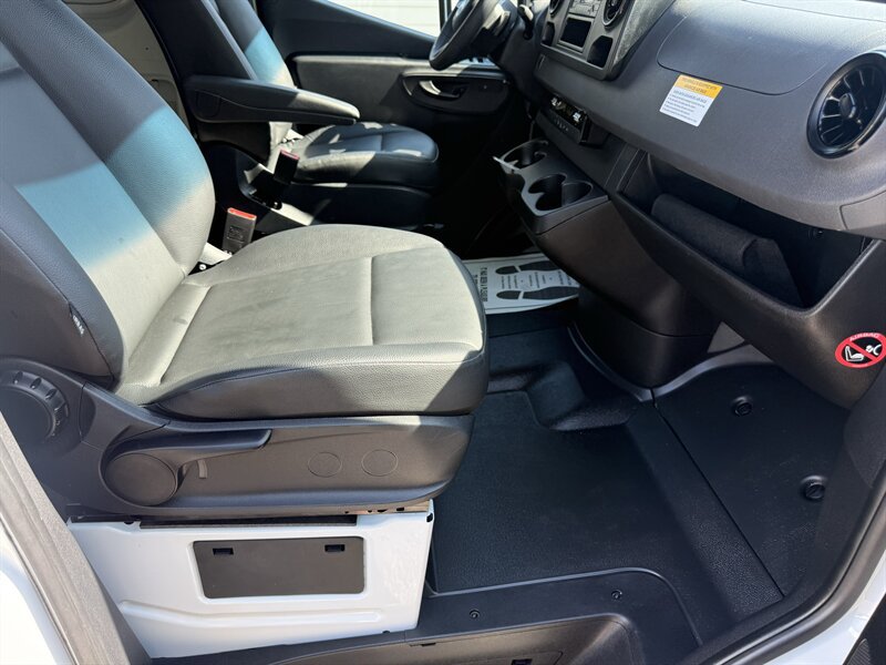 Used 2025 Mercedes-Benz Sprinter 2500 image 9