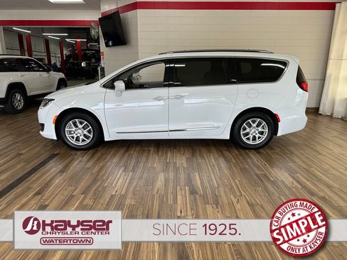 Used 2020 Chrysler Pacifica Touring-L FWD image 2