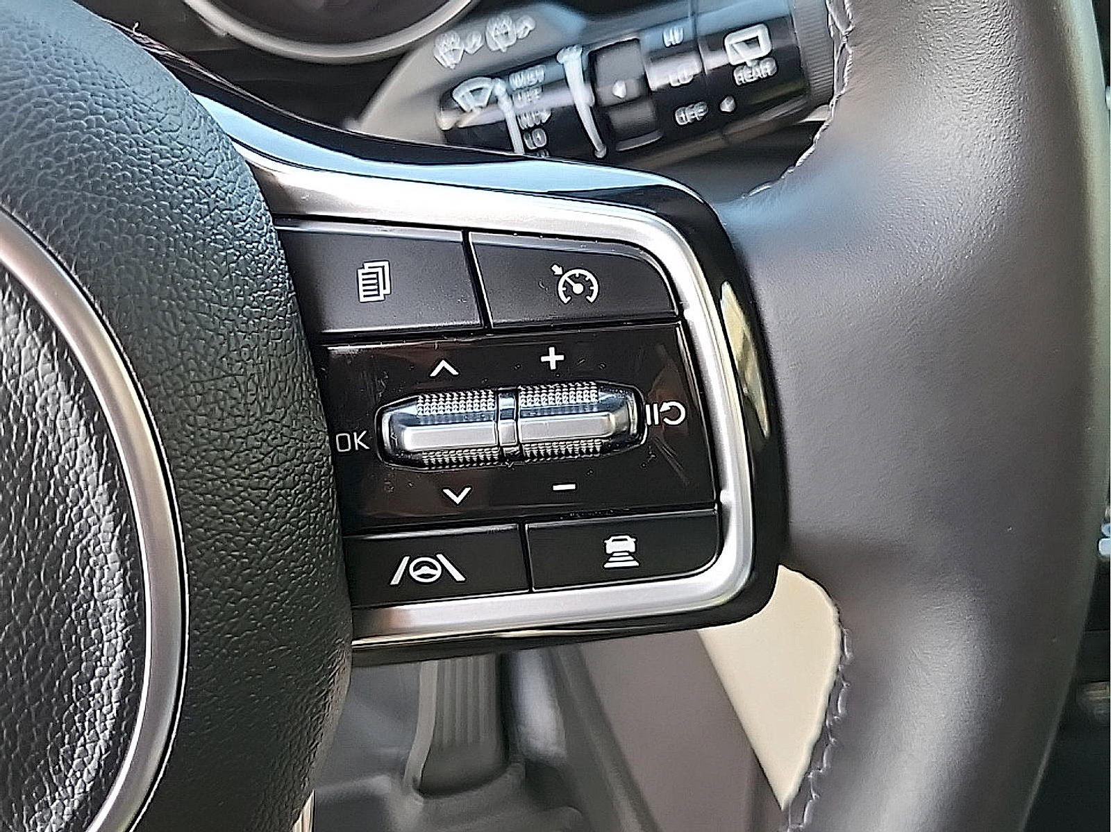 Used 2024 Kia Carnival EX FWD image 18