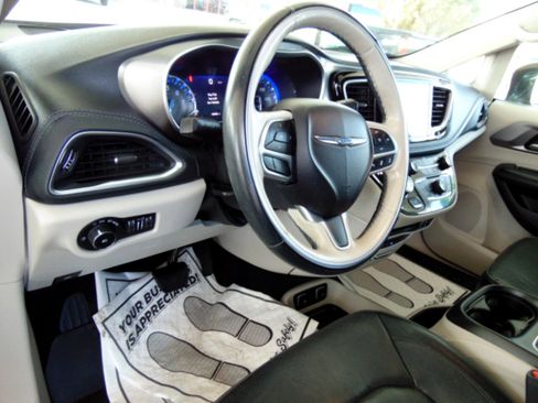 Used 2018 Chrysler Pacifica Limited w/ Tire & Wheel Group image 24