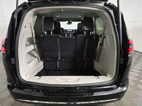 Used 2024 Chrysler Pacifica Touring-L FWD image 27