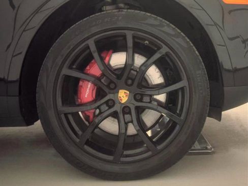 Used 2023 Porsche Cayenne AWD/4WD image 16