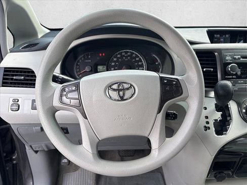 Used 2013 Toyota Sienna LE w/ Towing Pkg FWD image 14
