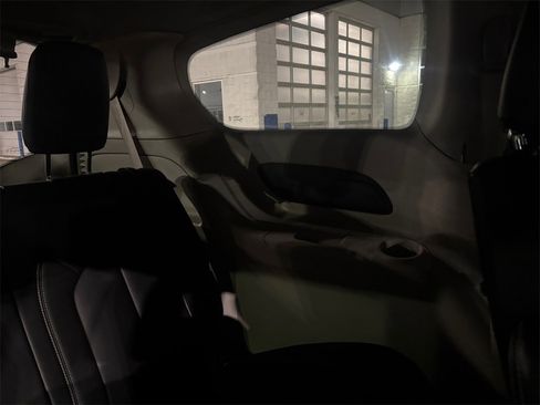 Used 2024 Chrysler Pacifica Touring-L image 24