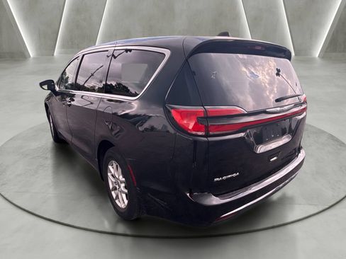 Used 2024 Chrysler Pacifica Touring-L FWD image 5