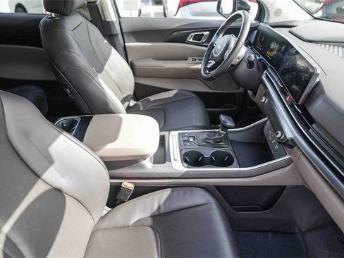 Used 2025 Kia Carnival image 17