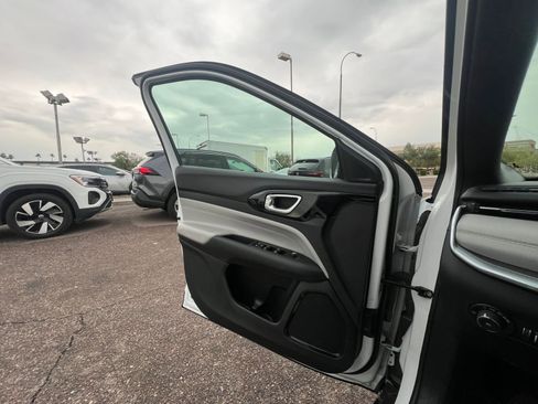 Used 2025 Jeep Compass Limited image 20