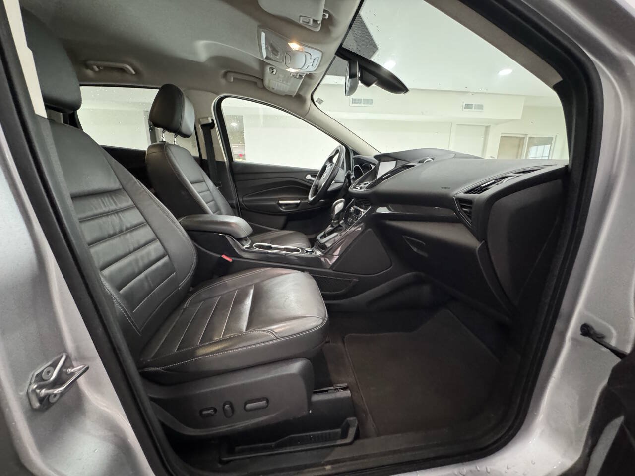 Used 2015 Ford Escape Titanium w/ Equipment Group 301A AWD/4WD image 23
