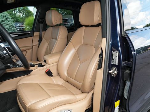 Certified 2021 Porsche Macan AWD/4WD image 5