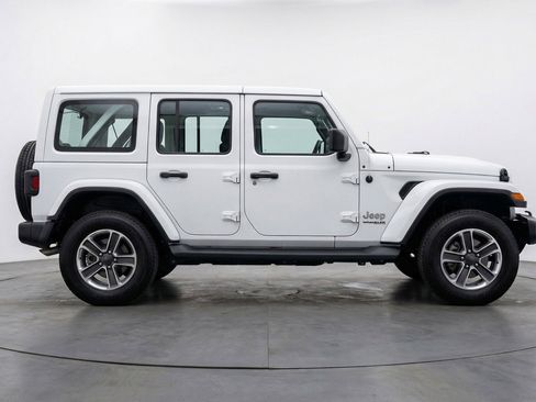 Used 2025 Jeep Wrangler Sahara image 11