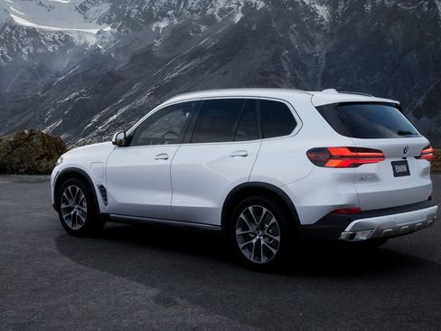 New 2026 BMW X5 xDrive50e w/ Climate Comfort Package image 2