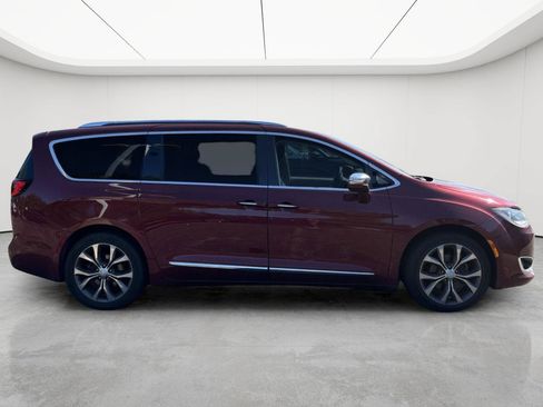 Used 2017 Chrysler Pacifica Limited FWD image 7
