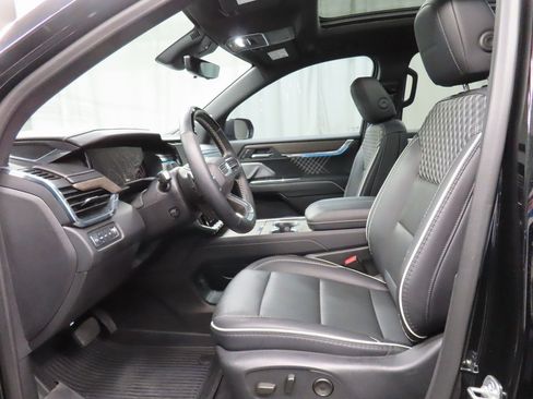 Used 2025 GMC Acadia Denali w/ Super Cruise Package image 9