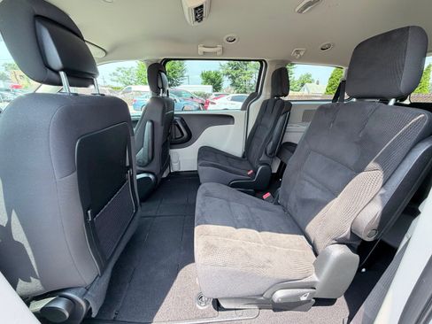 Used 2019 Dodge Grand Caravan SE w/ UConnect Hands-Free Group FWD image 17
