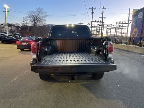 Used 2021 Toyota Tacoma TRD Sport w/ Technology Package image 13