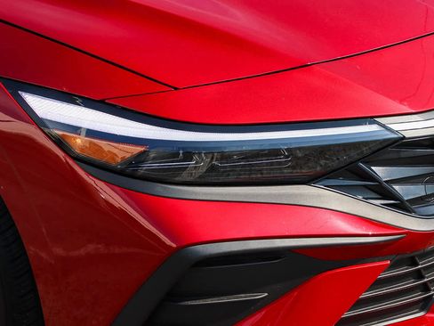 Used 2025 Hyundai Elantra Sport image 4