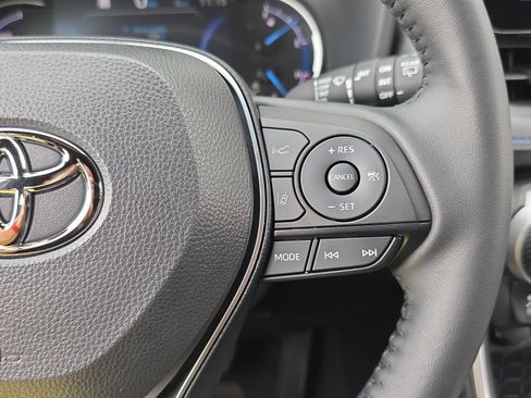 Used 2025 Toyota RAV4 XSE AWD/4WD image 18