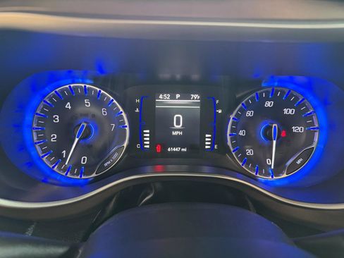 Used 2019 Chrysler Pacifica Touring-L FWD image 41
