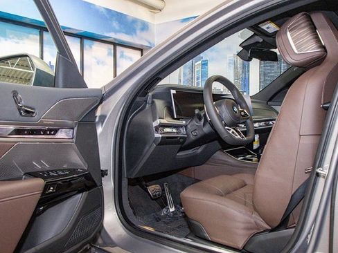 Used 2025 BMW 760i xDrive w/ Premium Package image 13