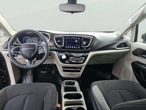 Used 2017 Chrysler Pacifica Touring image 8