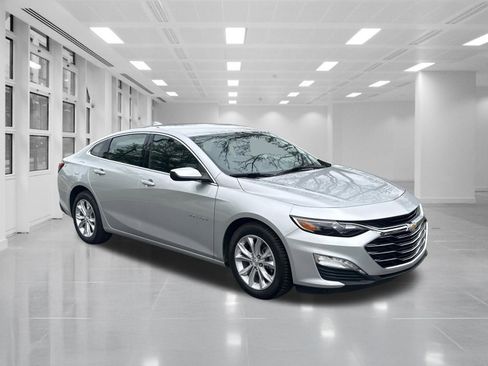 Used 2019 Chevrolet Malibu LT w/ Driver Confidence Package image 3
