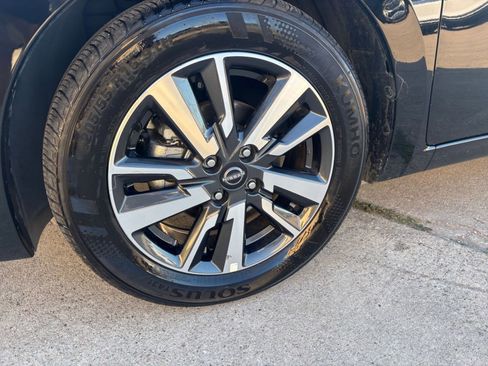 Used 2025 Nissan Versa SV image 28