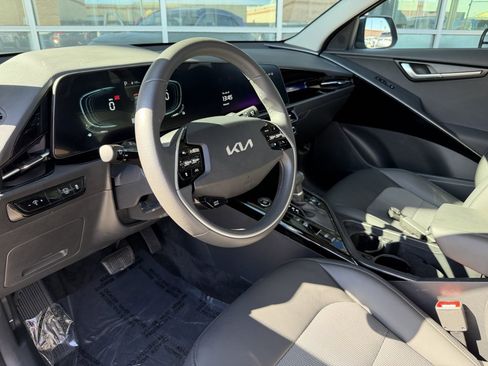 Used 2025 Kia Niro EX image 30