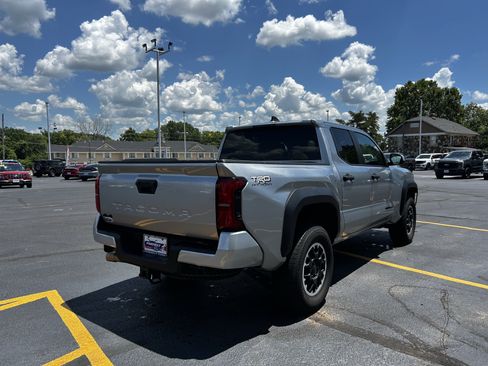 Used 2024 Toyota Tacoma TRD Off-Road AWD/4WD image 6
