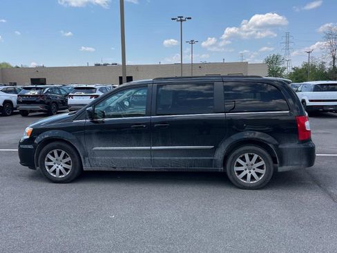Used 2016 Chrysler Town & Country Touring FWD image 12