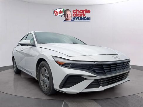 Used 2024 Hyundai Elantra SE image 2