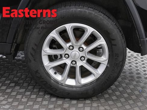 Used 2021 Jeep Grand Cherokee Laredo AWD/4WD image 34