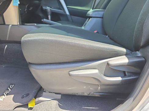 Used 2018 Toyota RAV4 LE FWD image 28