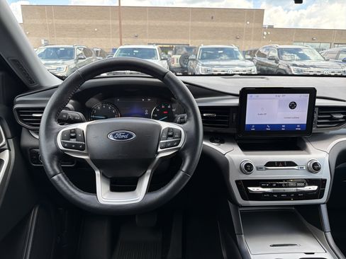 Used 2023 Ford Explorer XLT AWD/4WD image 12