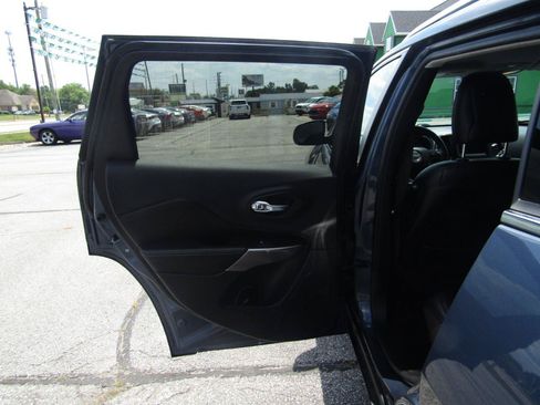Used 2019 Jeep Cherokee Latitude Plus w/ Comfort/Convenience Group AWD/4WD image 18