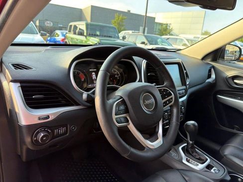 Used 2017 Jeep Cherokee Trailhawk AWD/4WD image 15