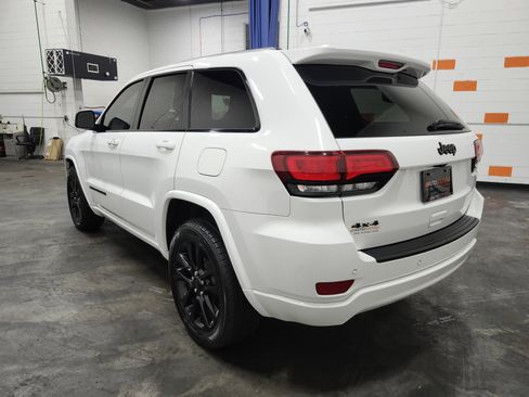 Used 2019 Jeep Grand Cherokee Altitude image 17
