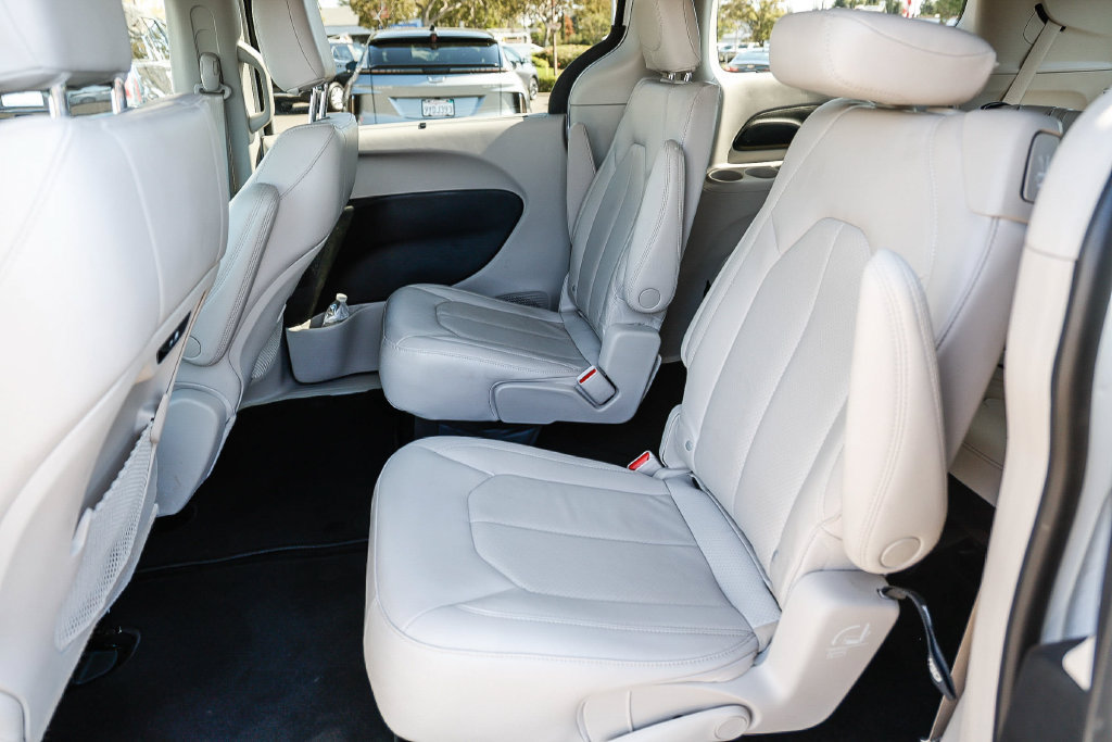 Used 2021 Chrysler Pacifica Touring-L FWD image 28