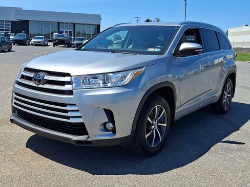 Used 2017 Toyota Highlander XLE w/ Carpet Mat Package AWD/4WD image 3