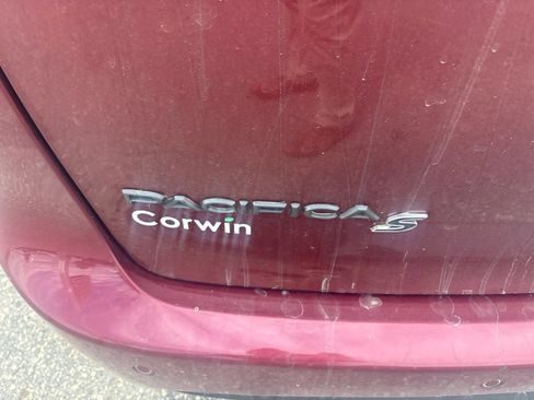Used 2021 Chrysler Pacifica Limited w/ Uconnect Theater Family Group FWD image 9
